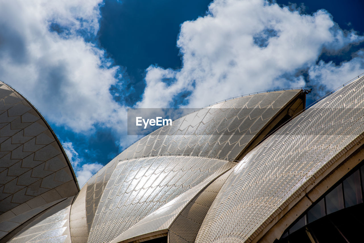 LOW ANGLE VIEW OF BUILDINGS AGAINST SKY