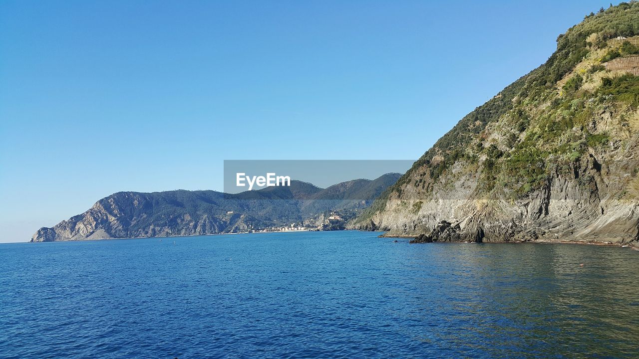 PANORAMIC VIEW OF SEA AGAINST CLEAR BLUE SKY