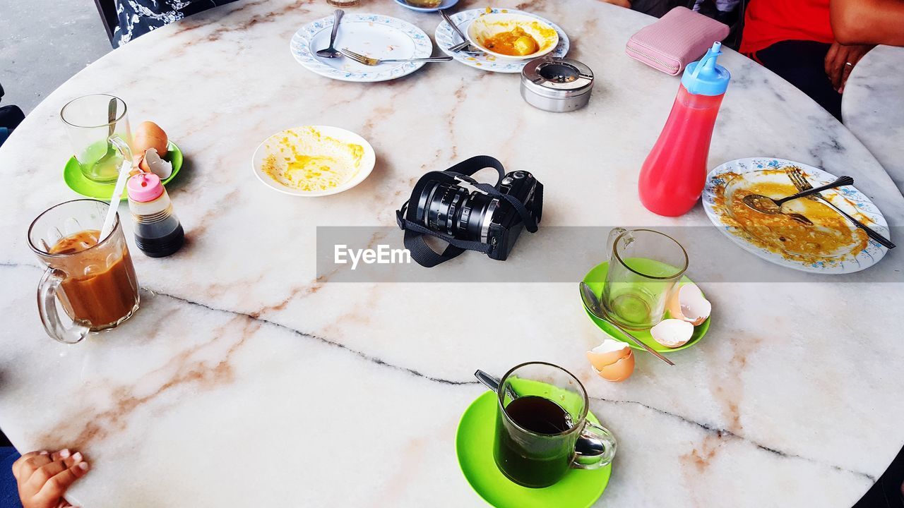 HIGH ANGLE VIEW OF FRESH BREAKFAST ON TABLE