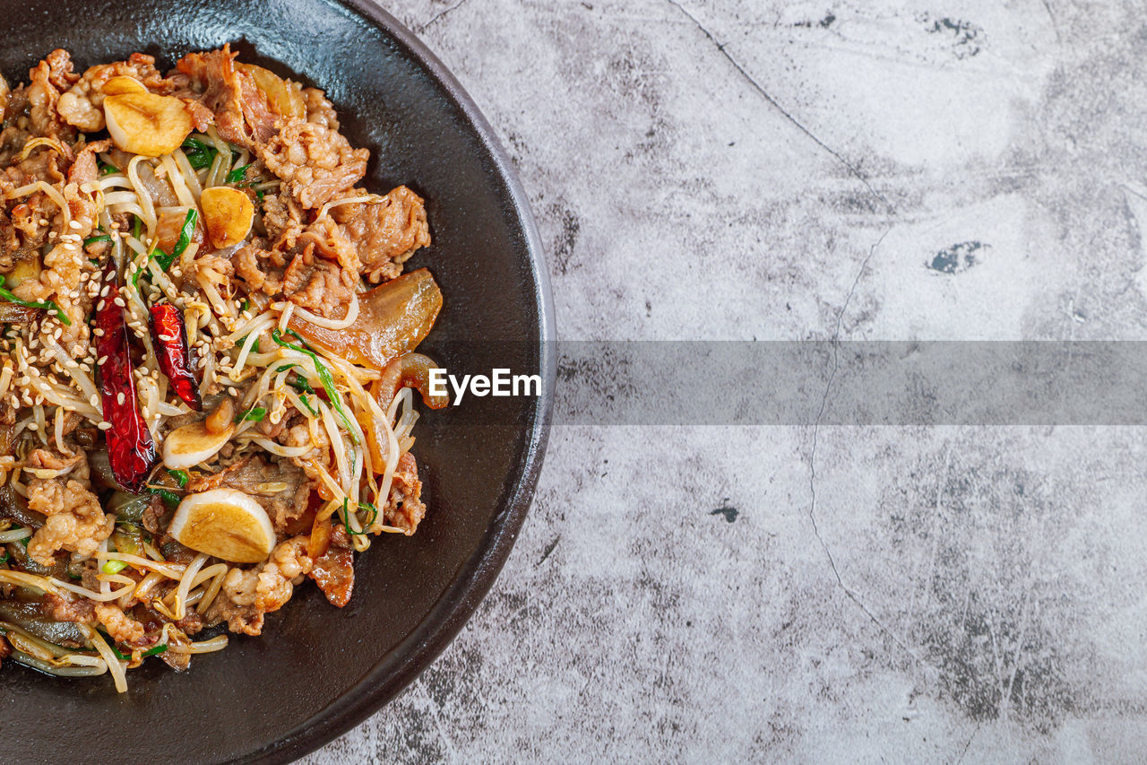 HIGH ANGLE VIEW OF FOOD IN PLATE