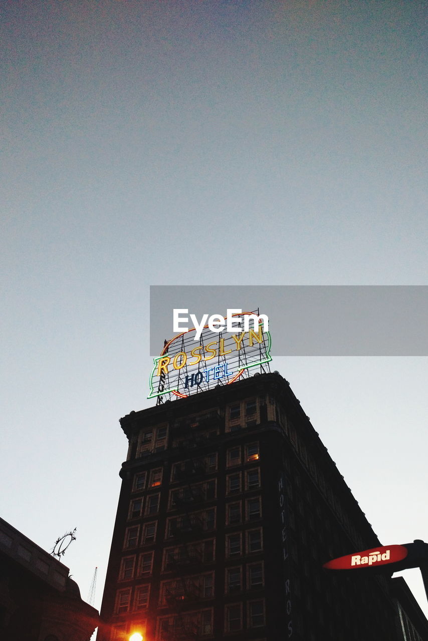 LOW ANGLE VIEW OF BUILDINGS AGAINST SKY