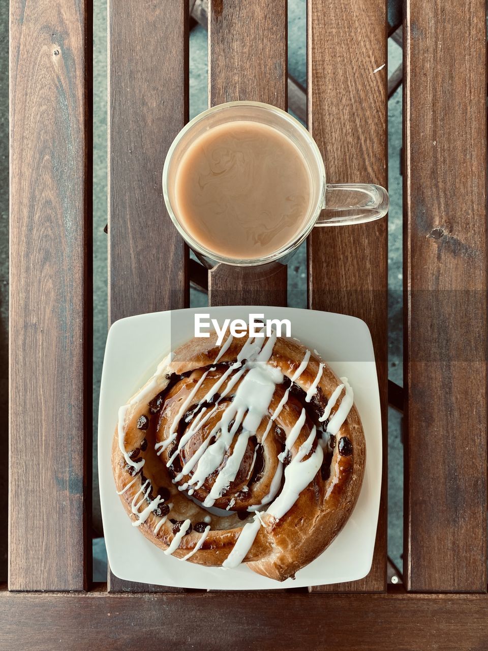 DIRECTLY ABOVE SHOT OF BREAKFAST SERVED ON TABLE IN PLATE