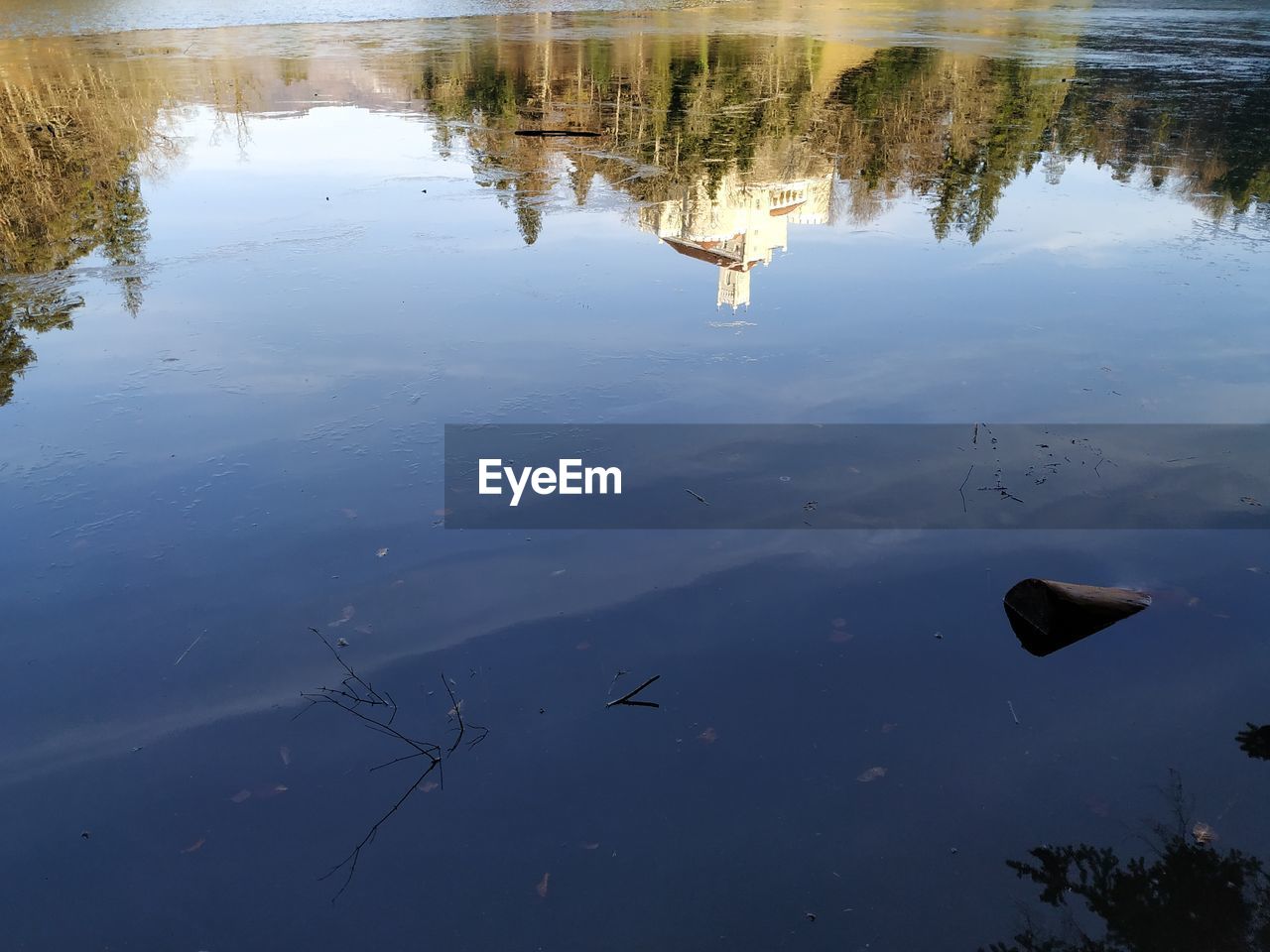 HIGH ANGLE VIEW OF REFLECTION IN LAKE