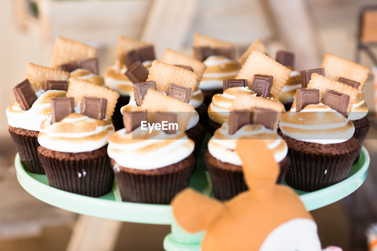 CLOSE-UP OF HAND HOLDING CAKE