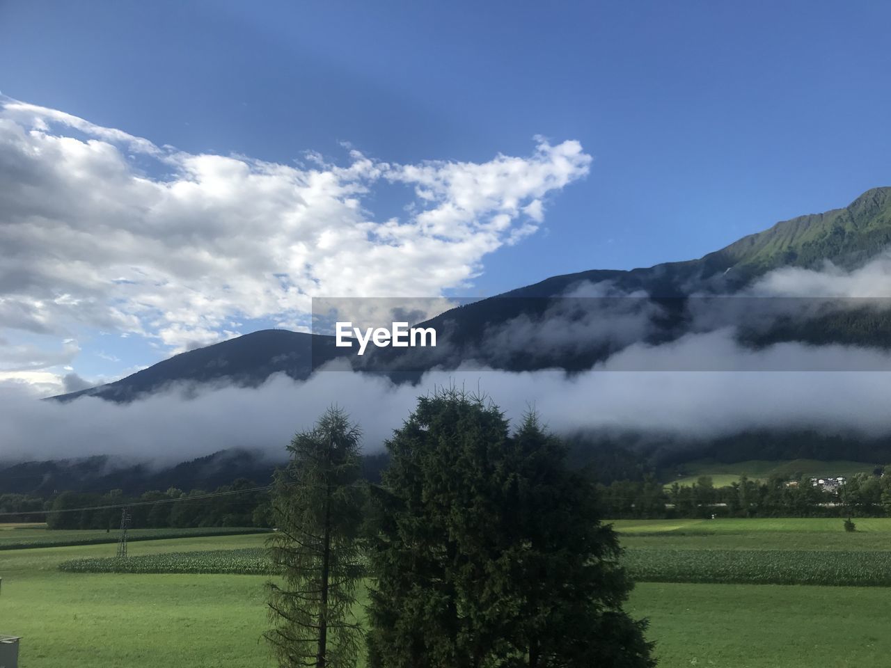 SCENIC VIEW OF FIELD AGAINST MOUNTAINS