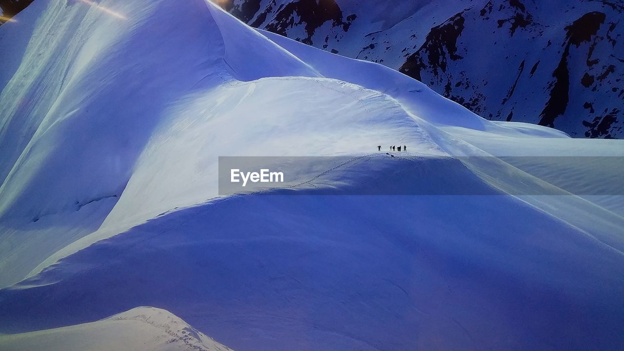 AERIAL VIEW OF SNOWCAPPED MOUNTAIN AGAINST SKY