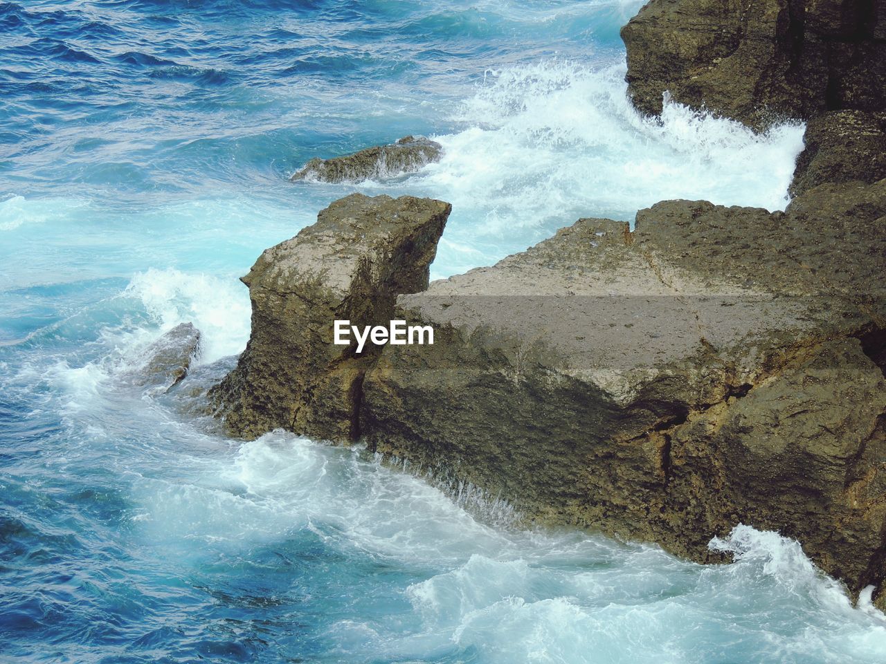 Waves breaking on rocks