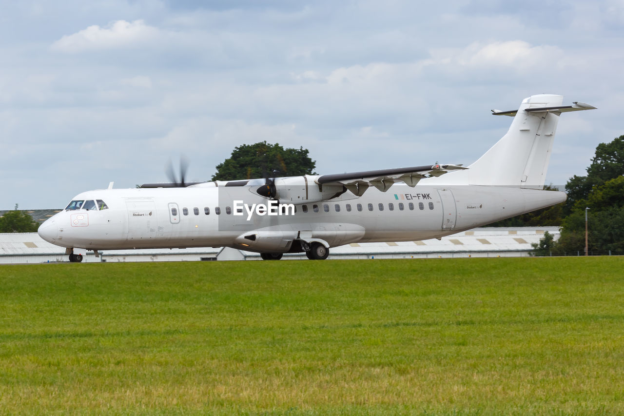 SIDE VIEW OF AIRPLANE ON RUNWAY