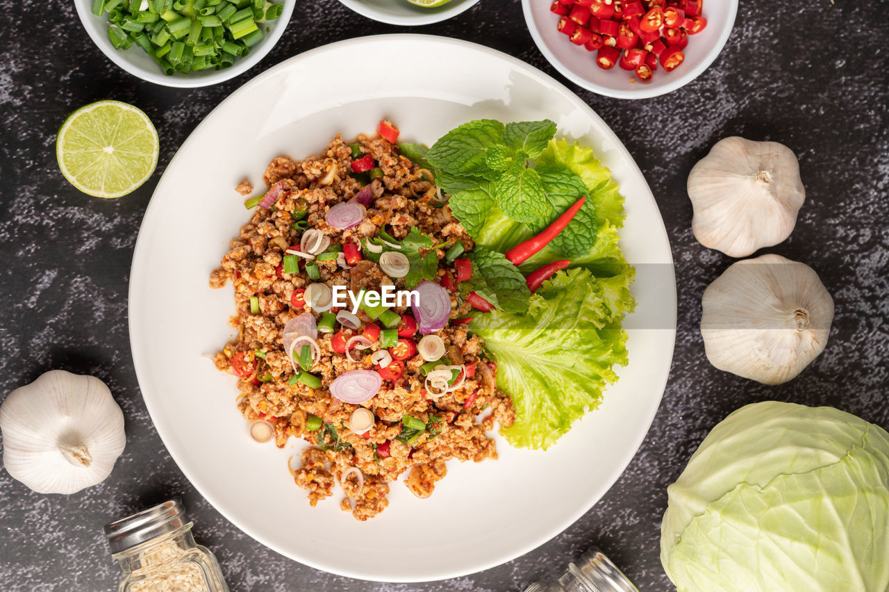 HIGH ANGLE VIEW OF VEGETABLES IN BOWL ON TABLE