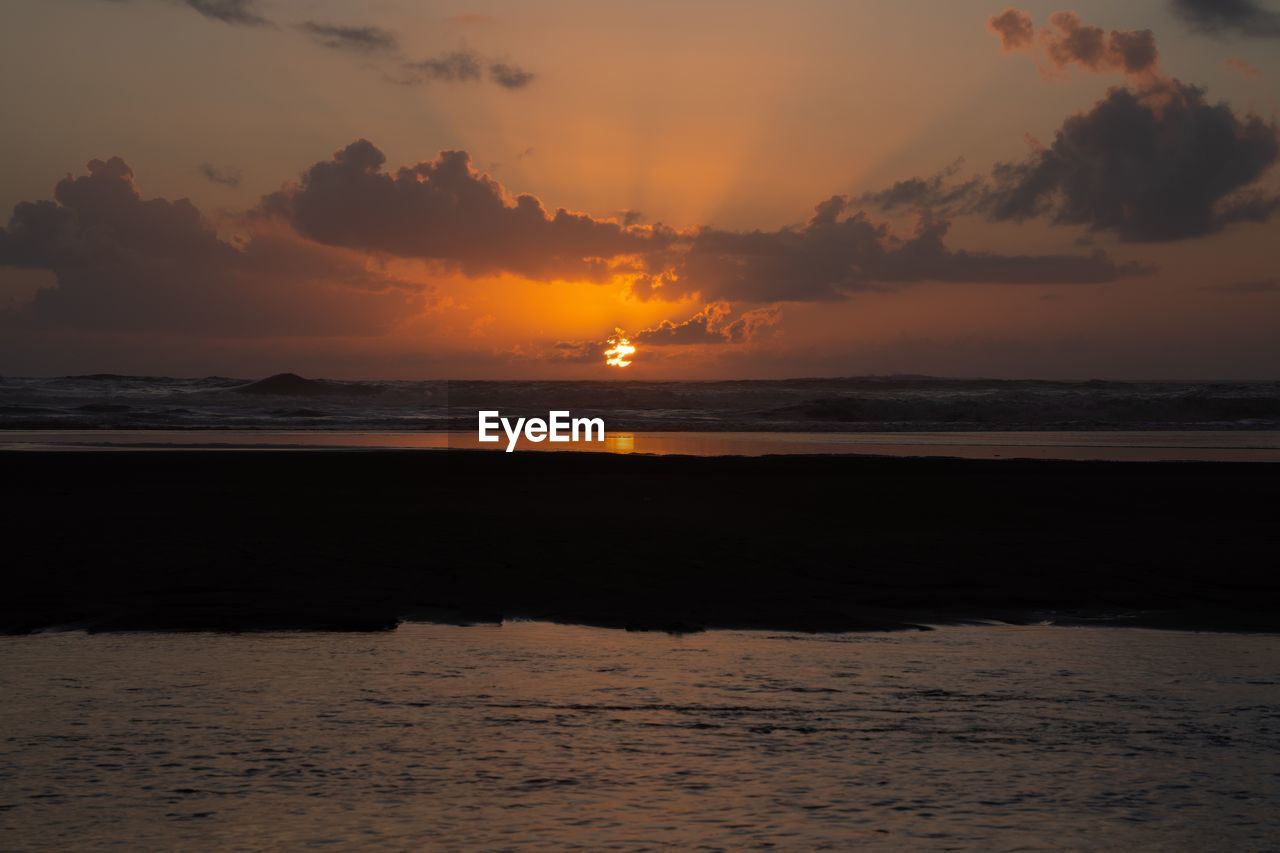 SCENIC VIEW OF SEA AGAINST SUNSET SKY