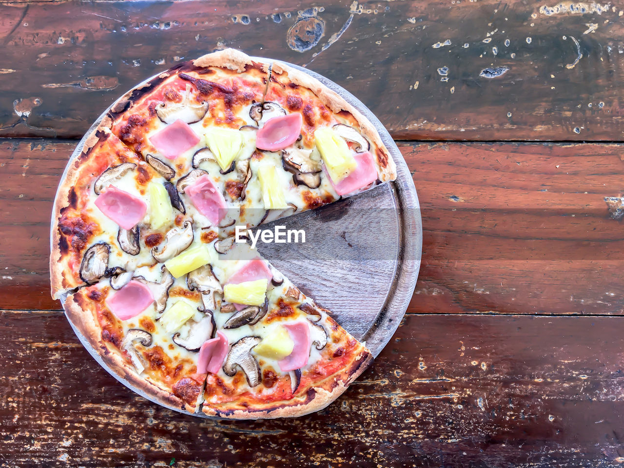 DIRECTLY ABOVE SHOT OF PIZZA IN GLASS ON TABLE