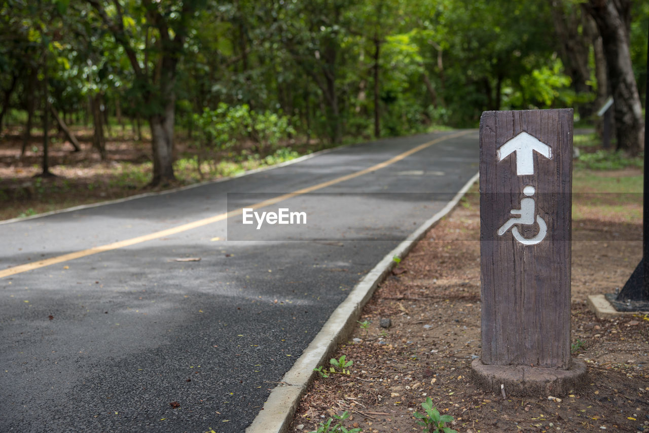 Wheelchair access sign at roadside