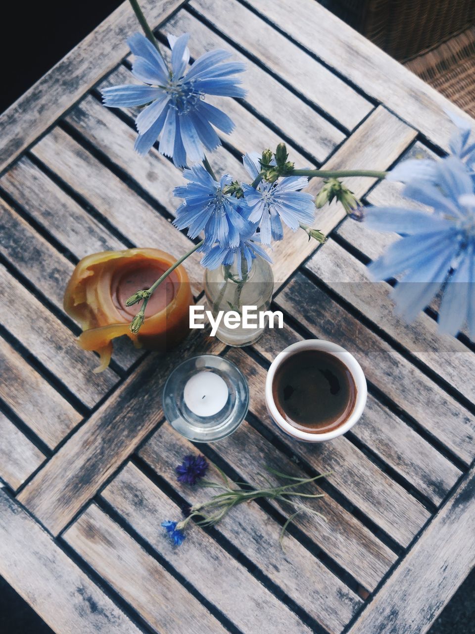 HIGH ANGLE VIEW OF COFFEE ON TABLE AT HOME
