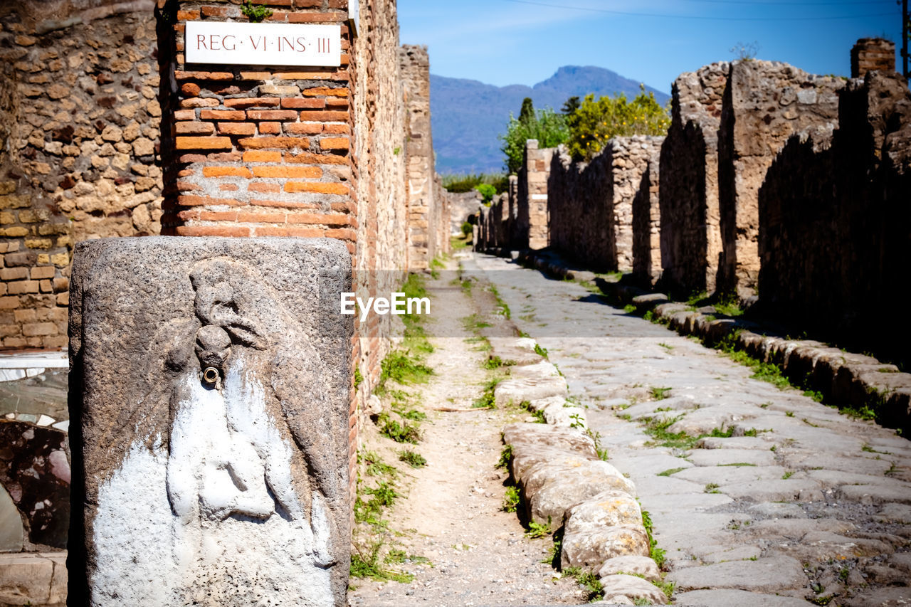 The roman city of pompeii was buried by the eruption in 79 ad of mount vesuvius