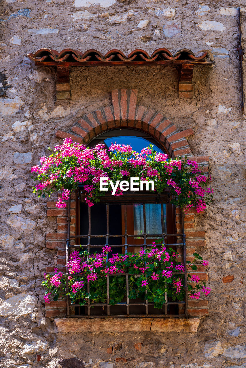 House facade in the old town of sirmione in italy.