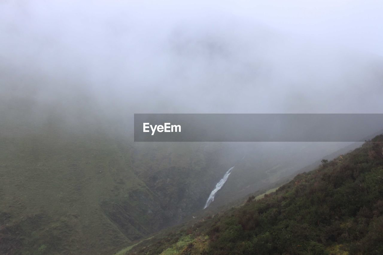 SCENIC VIEW OF FOGGY LANDSCAPE AGAINST SKY