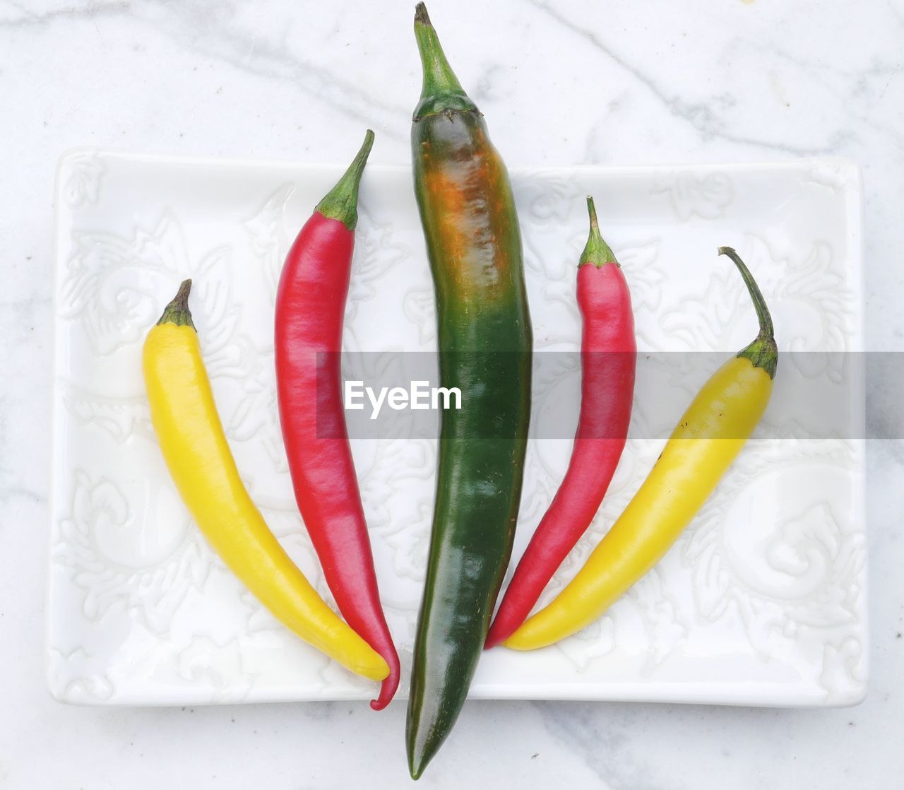 CLOSE-UP OF CHILI PEPPERS ON TABLE