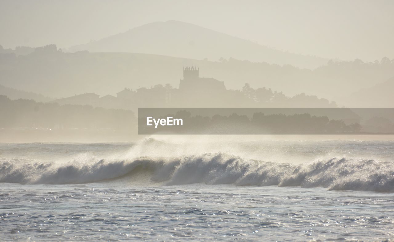 SCENIC VIEW OF SEA BY MOUNTAIN AGAINST SKY