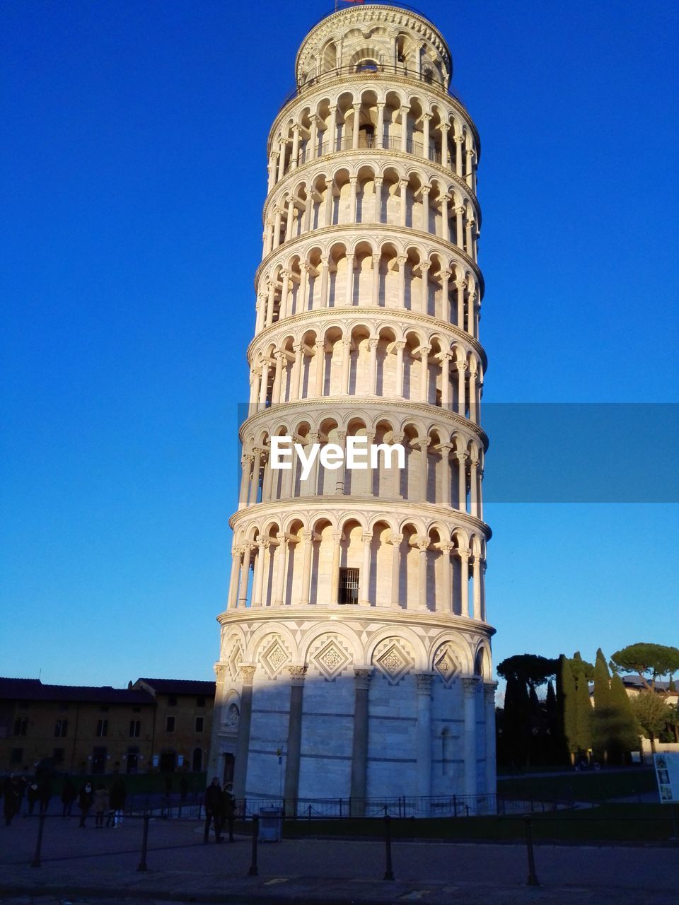 Leaning tower of pisa against blue sky
