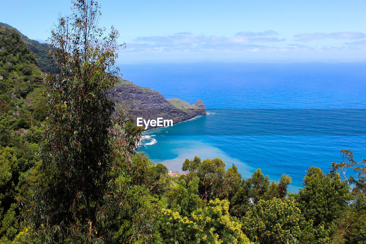 HIGH ANGLE VIEW OF BAY AGAINST SKY