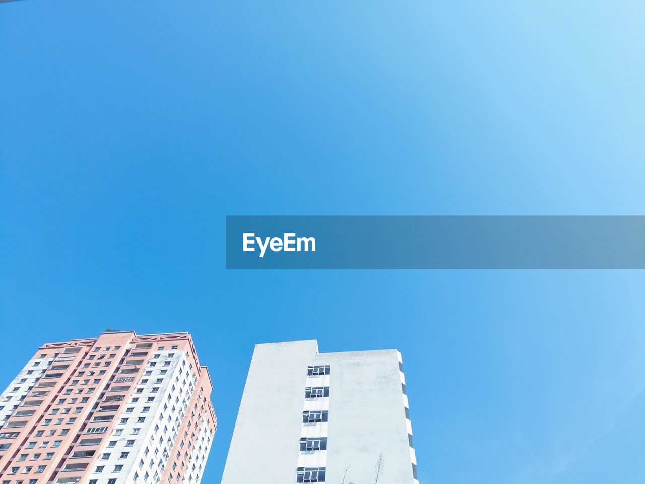 LOW ANGLE VIEW OF BUILDINGS AGAINST SKY