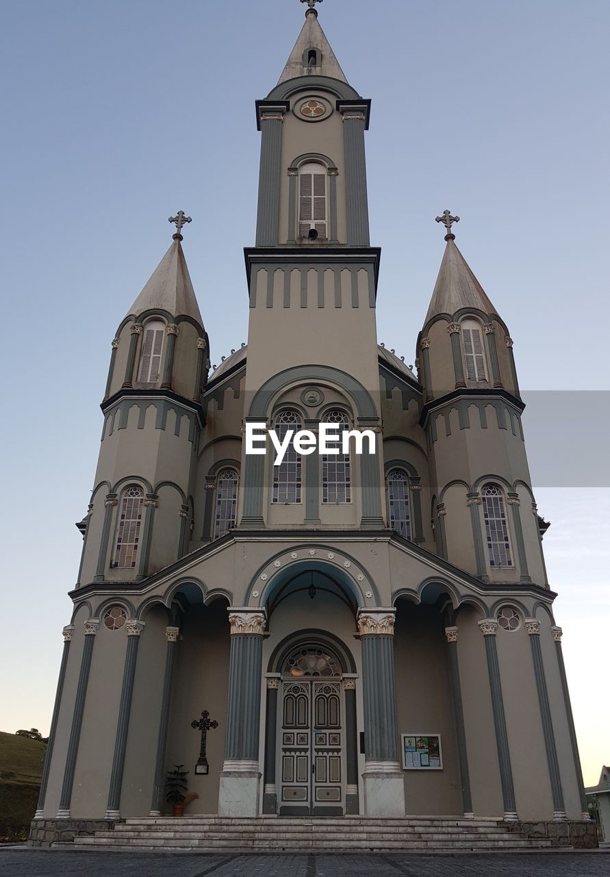 LOW ANGLE VIEW OF BELL TOWER OF CHURCH