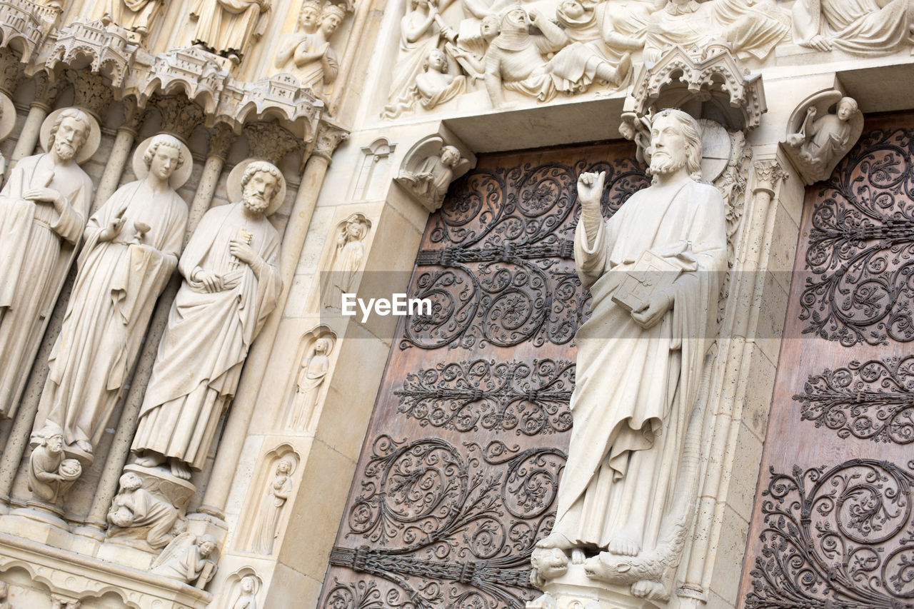 LOW ANGLE VIEW OF STATUES IN CITY