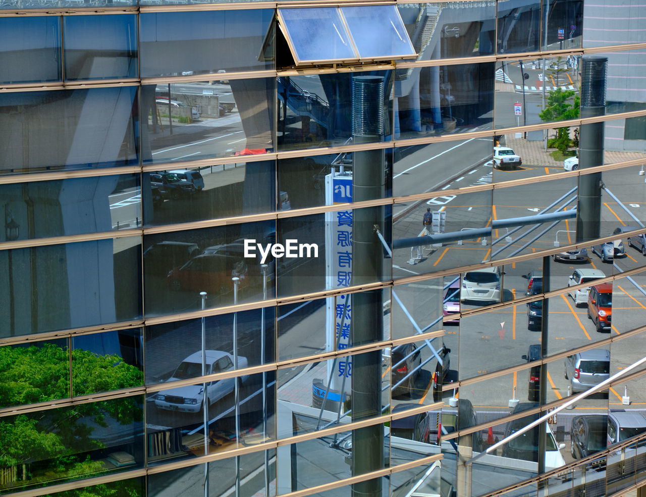 FULL FRAME SHOT OF MODERN GLASS BUILDING