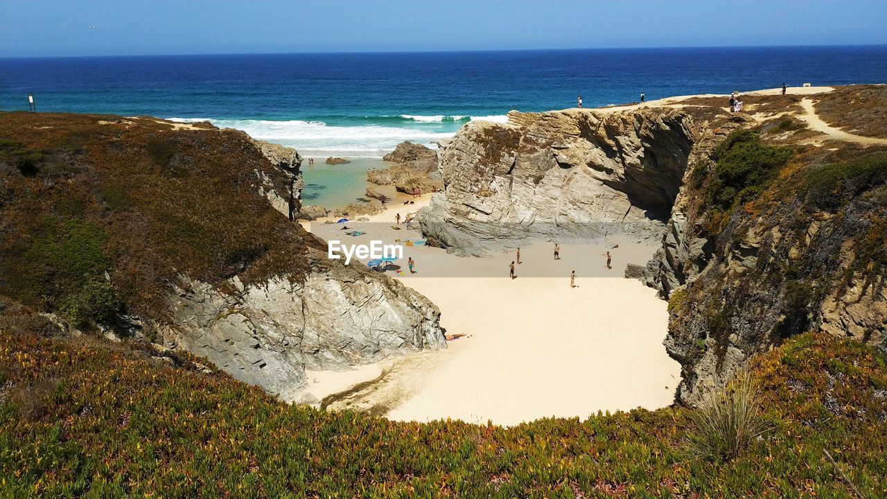 HIGH ANGLE VIEW OF ROCKS ON BEACH