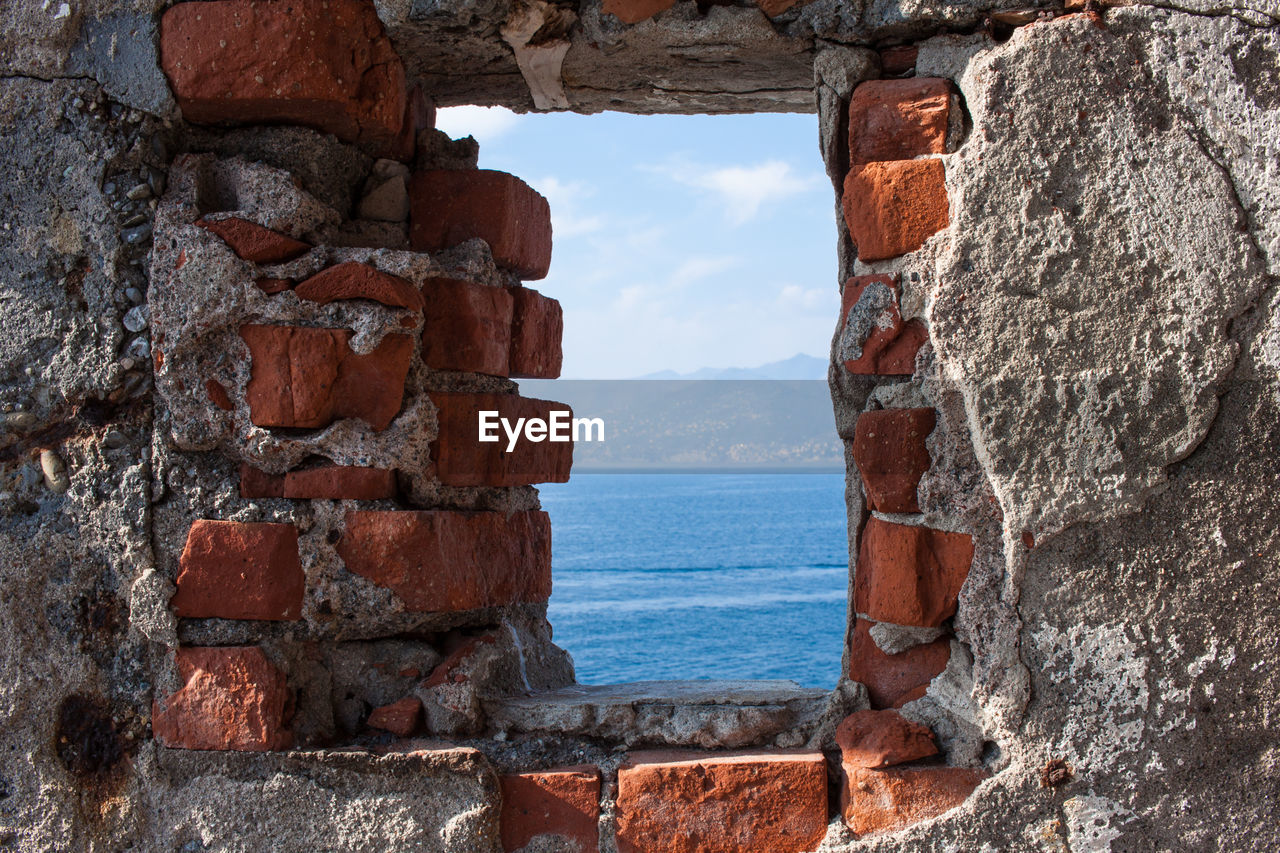 SCENIC VIEW OF SEA SEEN THROUGH ROCK