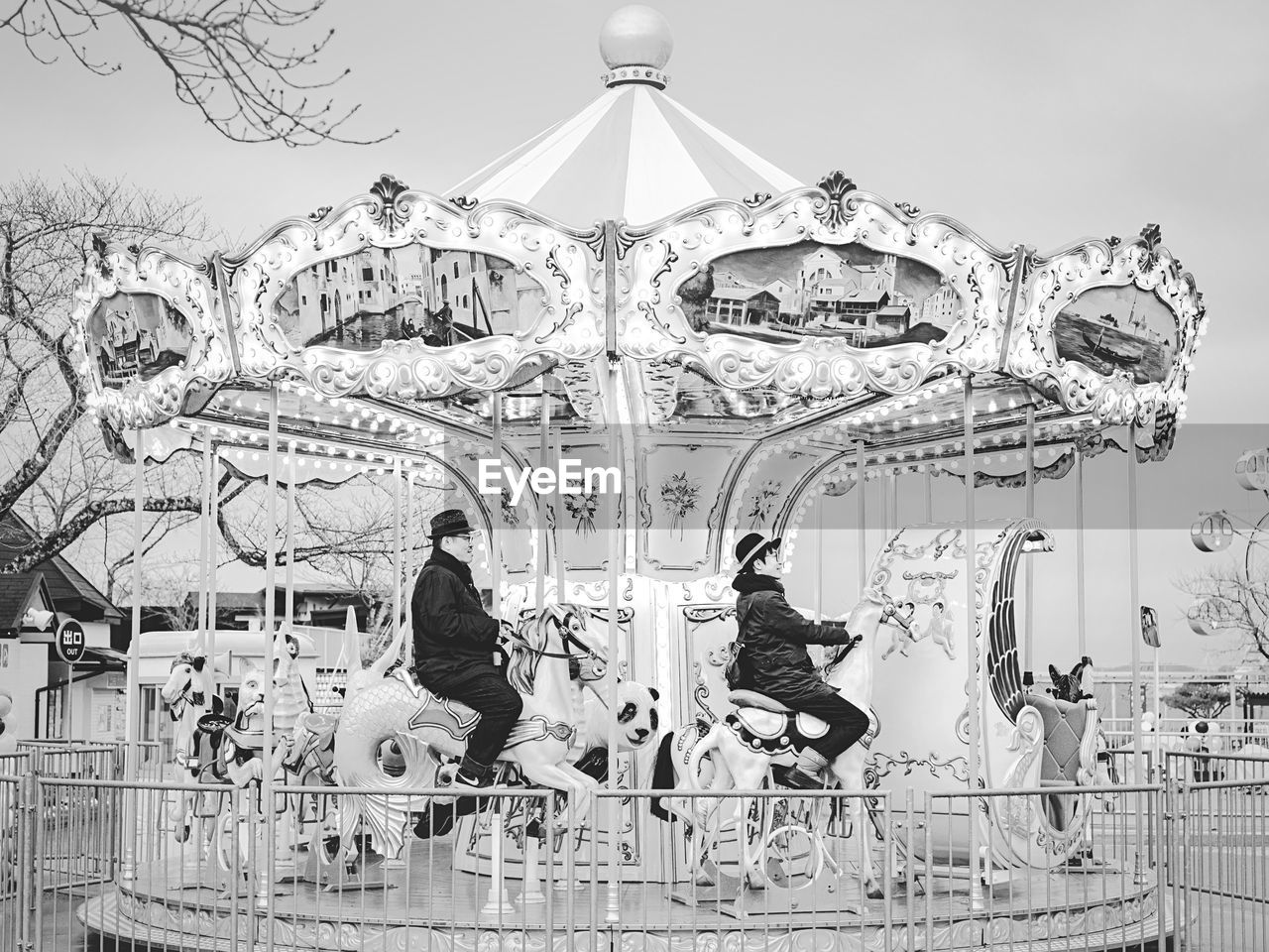 PEOPLE IN AMUSEMENT PARK