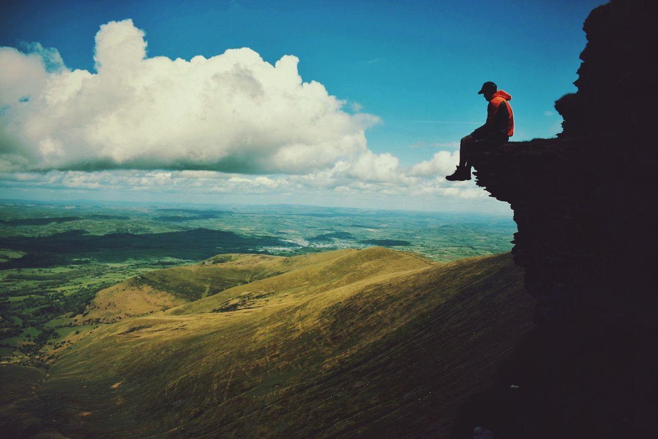 SCENIC VIEW OF SEA BY MOUNTAIN AGAINST SKY