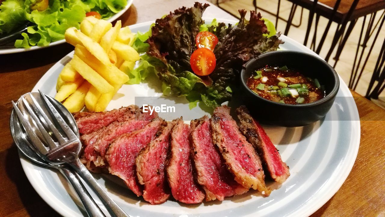 CLOSE-UP OF FOOD ON TABLE