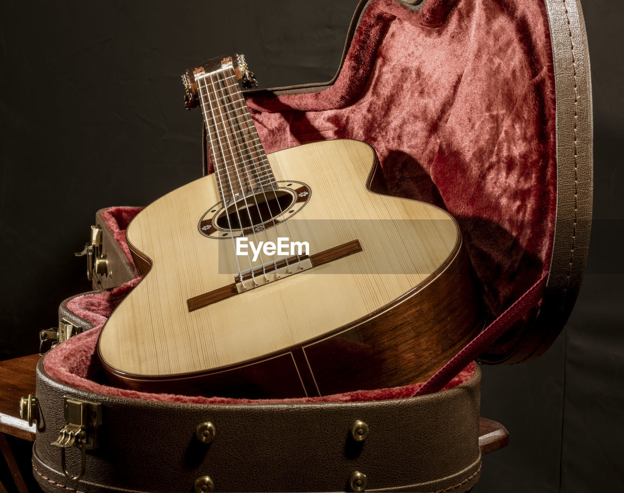 CLOSE-UP OF A GUITAR PLAYING PIANO