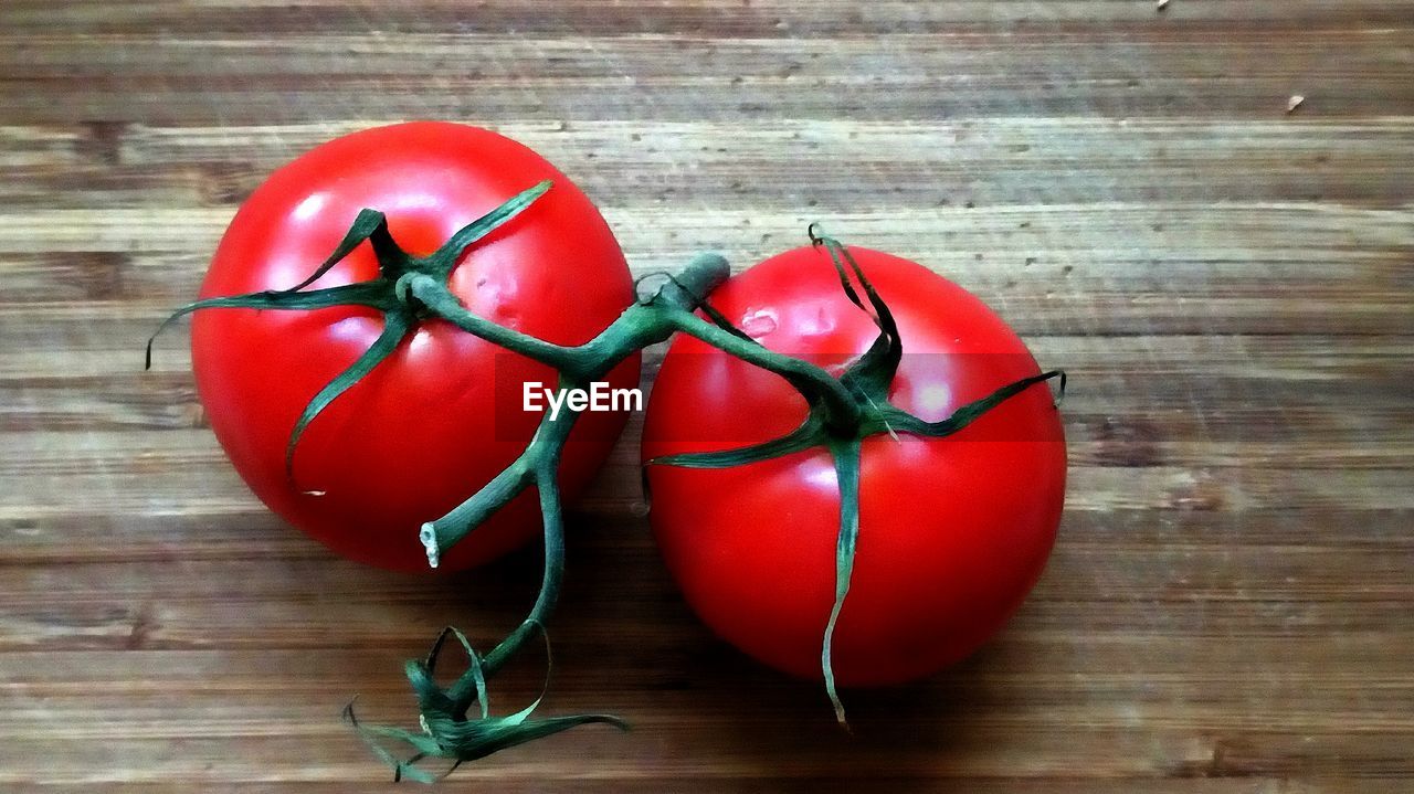 HIGH ANGLE VIEW OF RED TOMATOES ON TABLE