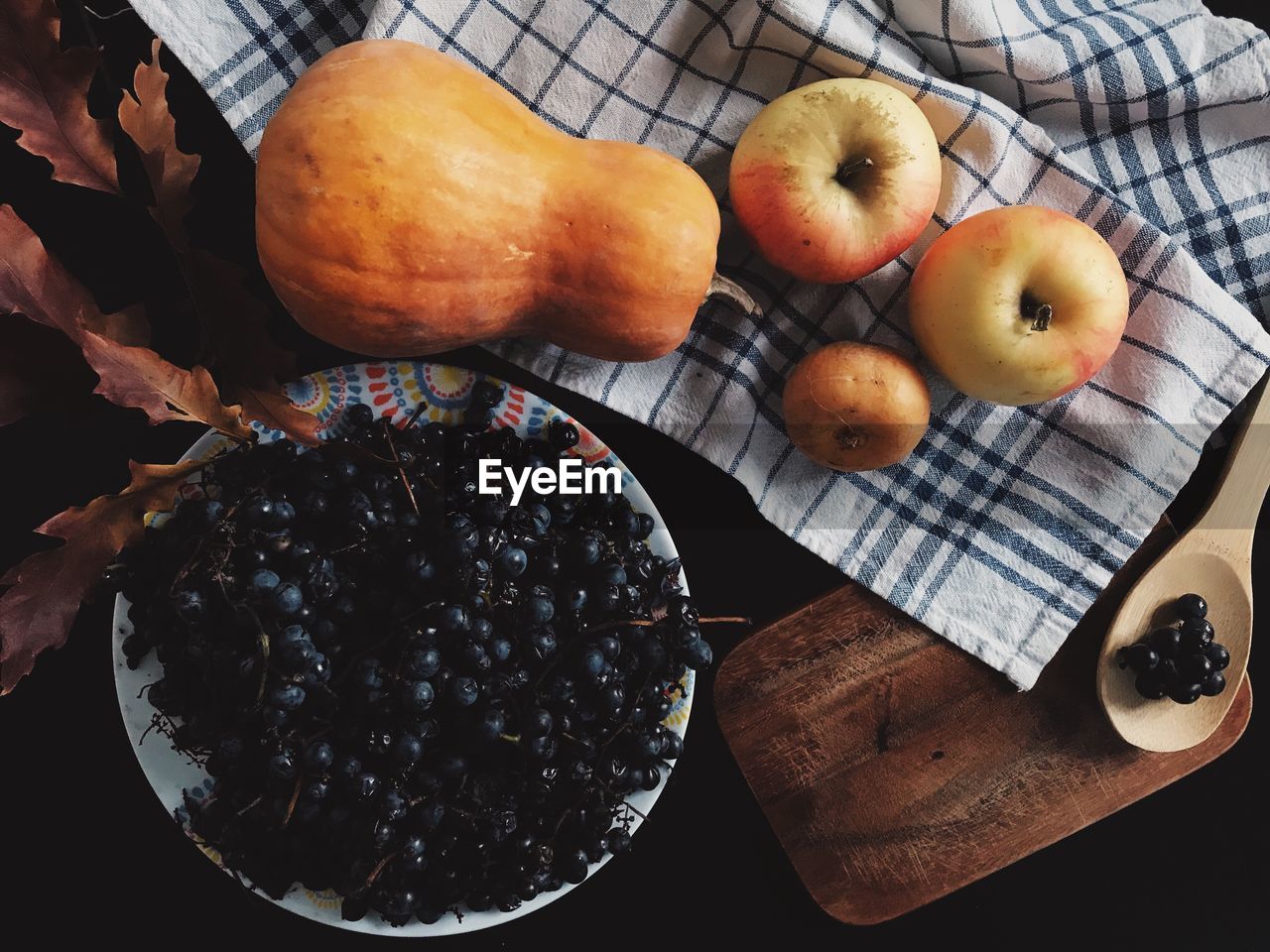 HIGH ANGLE VIEW OF APPLES IN BOWL ON TABLE