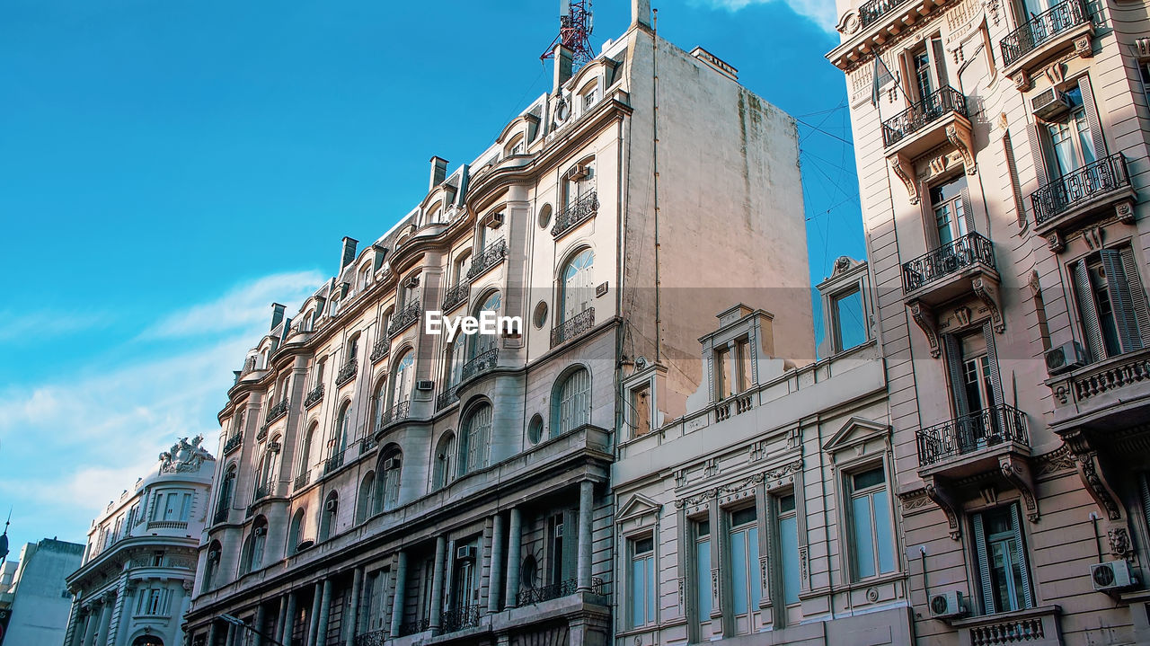 LOW ANGLE VIEW OF BUILDINGS AGAINST SKY