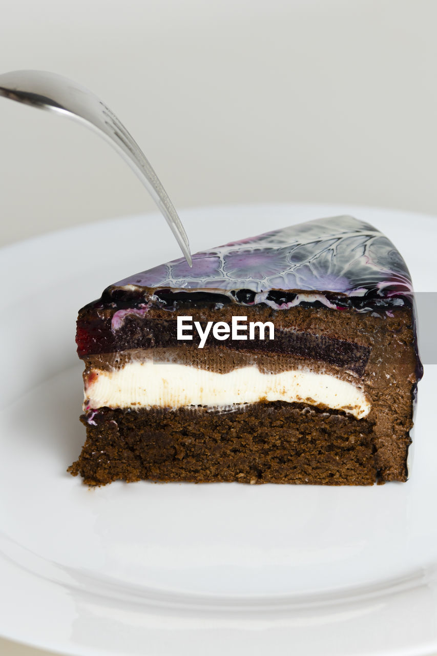 CLOSE-UP OF CHOCOLATE CAKE