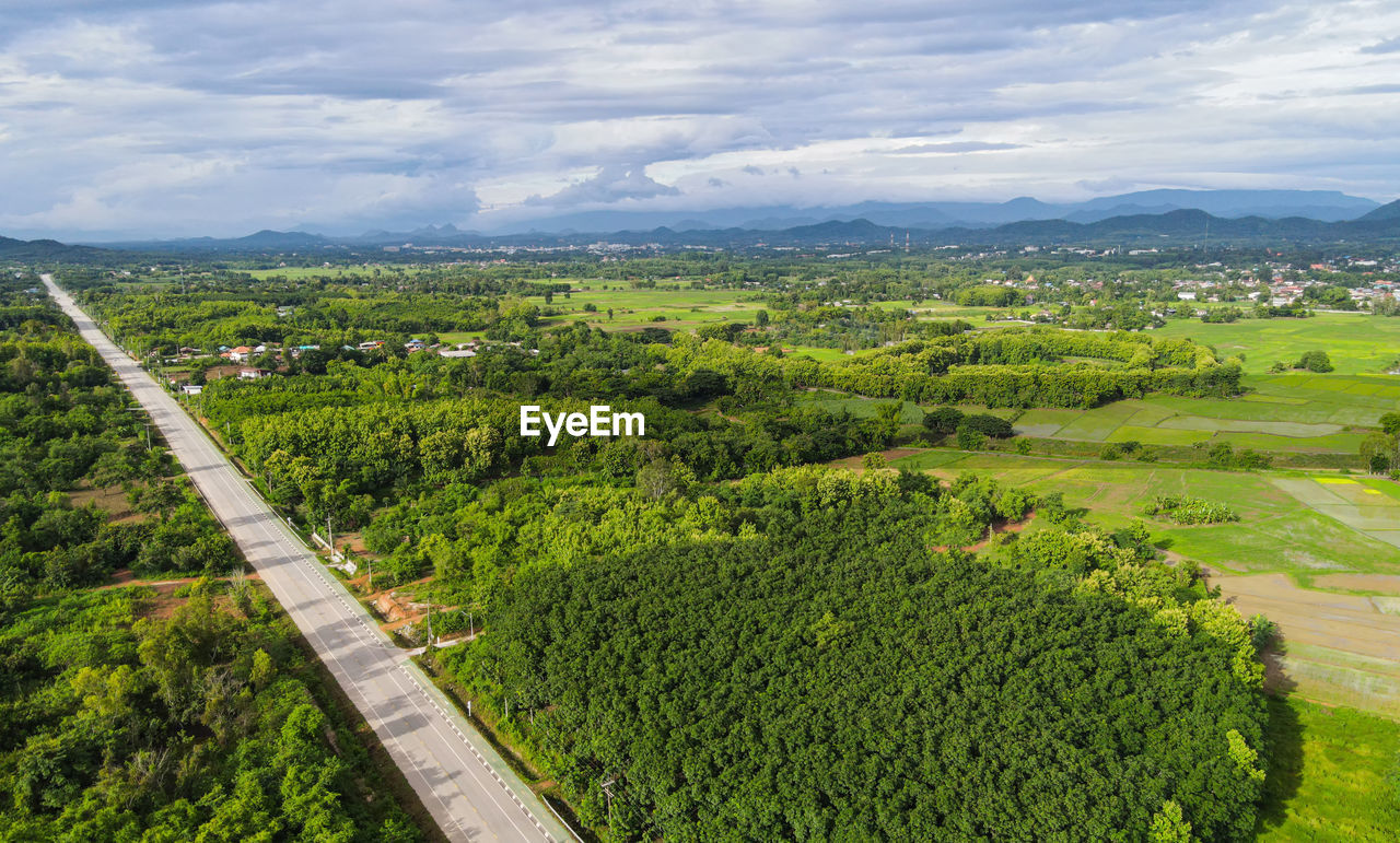 HIGH ANGLE VIEW OF AGRICULTURAL LANDSCAPE AGAINST SKY