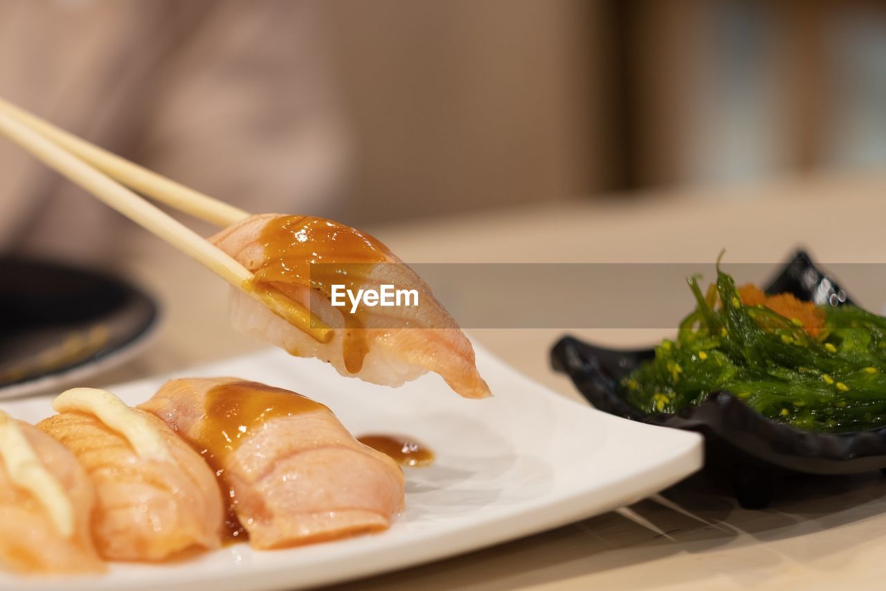 CLOSE-UP OF FOOD IN PLATE WITH TABLE