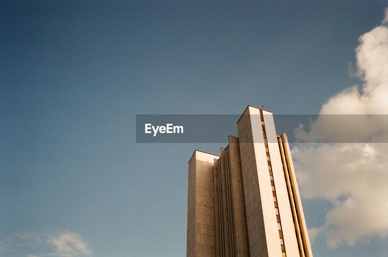 LOW ANGLE VIEW OF MODERN BUILDINGS AGAINST SKY