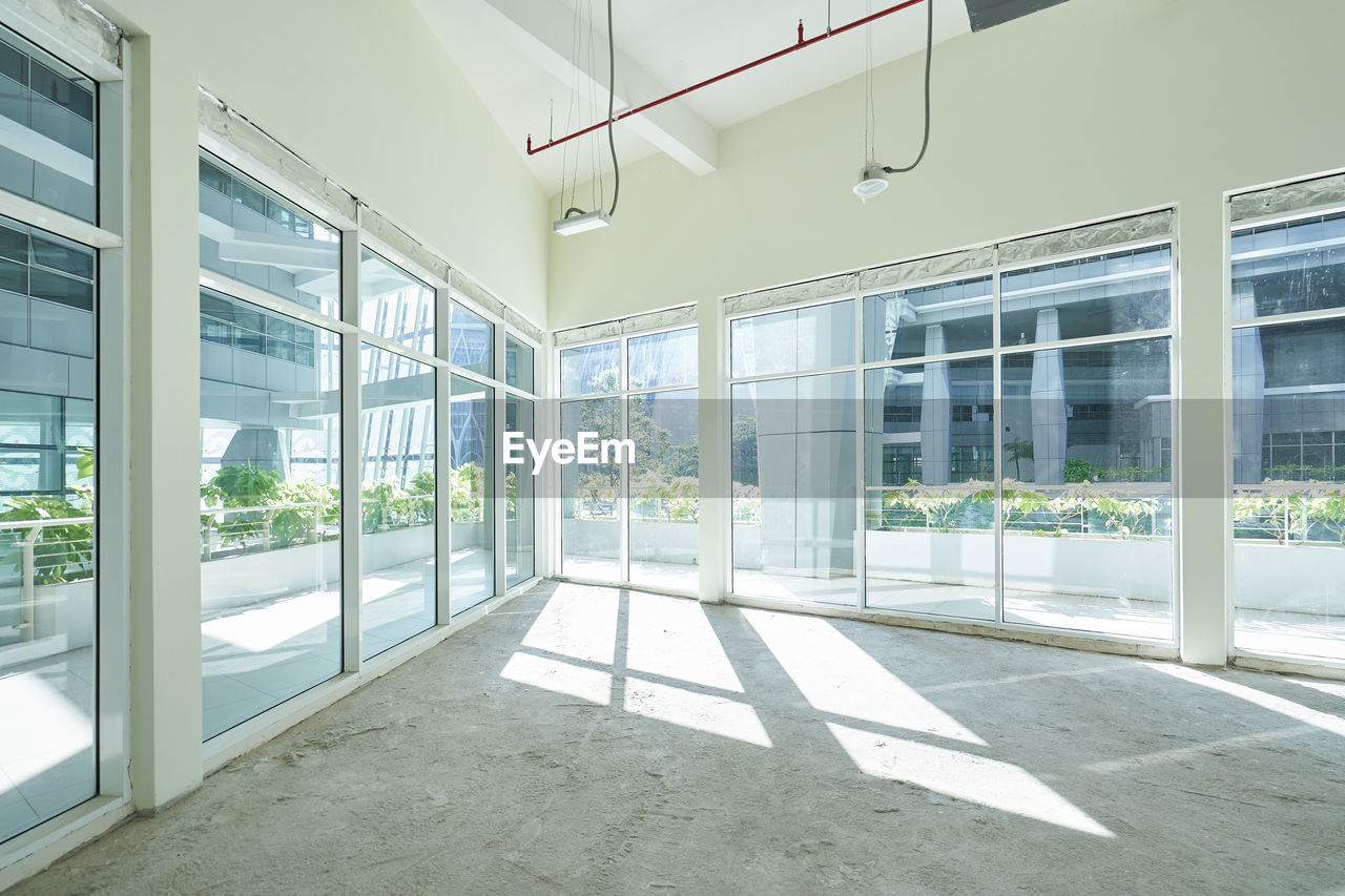 EMPTY CORRIDOR IN BUILDING