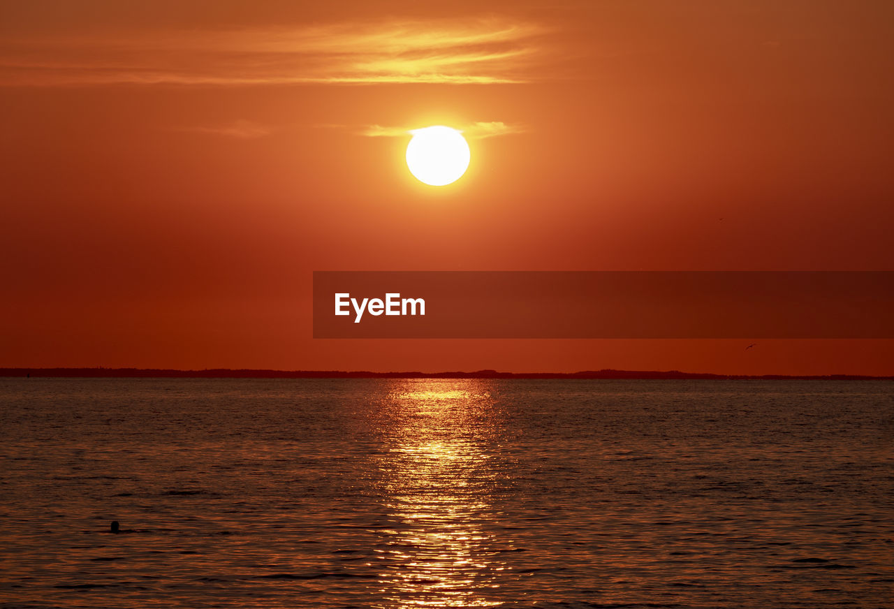 SCENIC VIEW OF SEA AGAINST SKY AT SUNSET