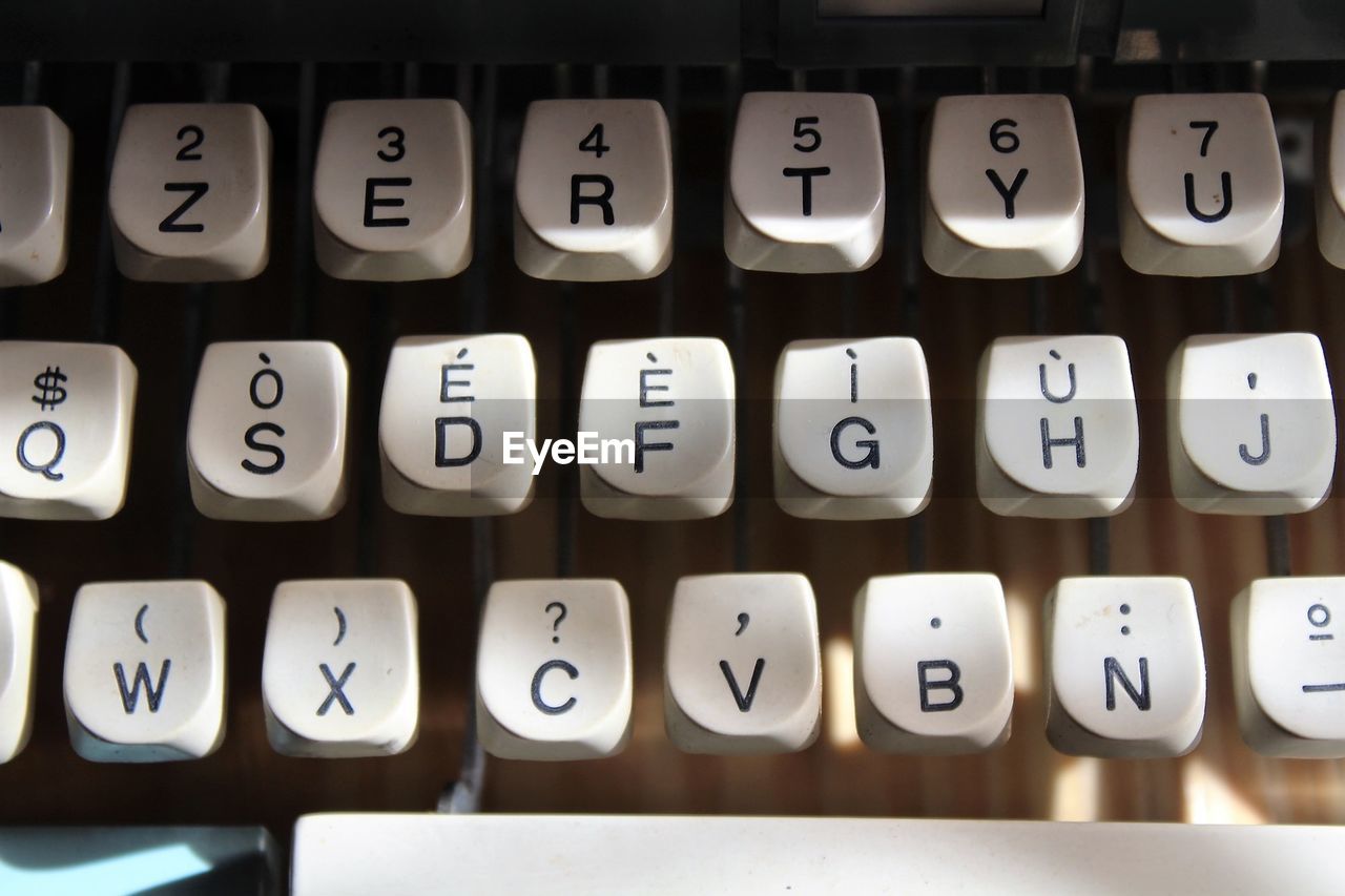 CLOSE-UP OF COMPUTER KEYBOARD AT HOME