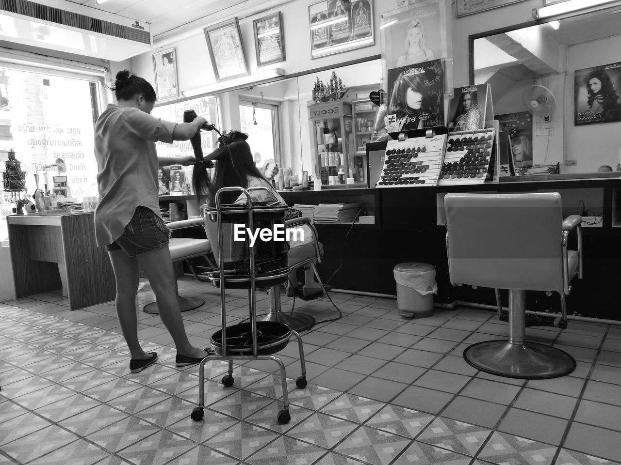 WOMAN STANDING IN RESTAURANT