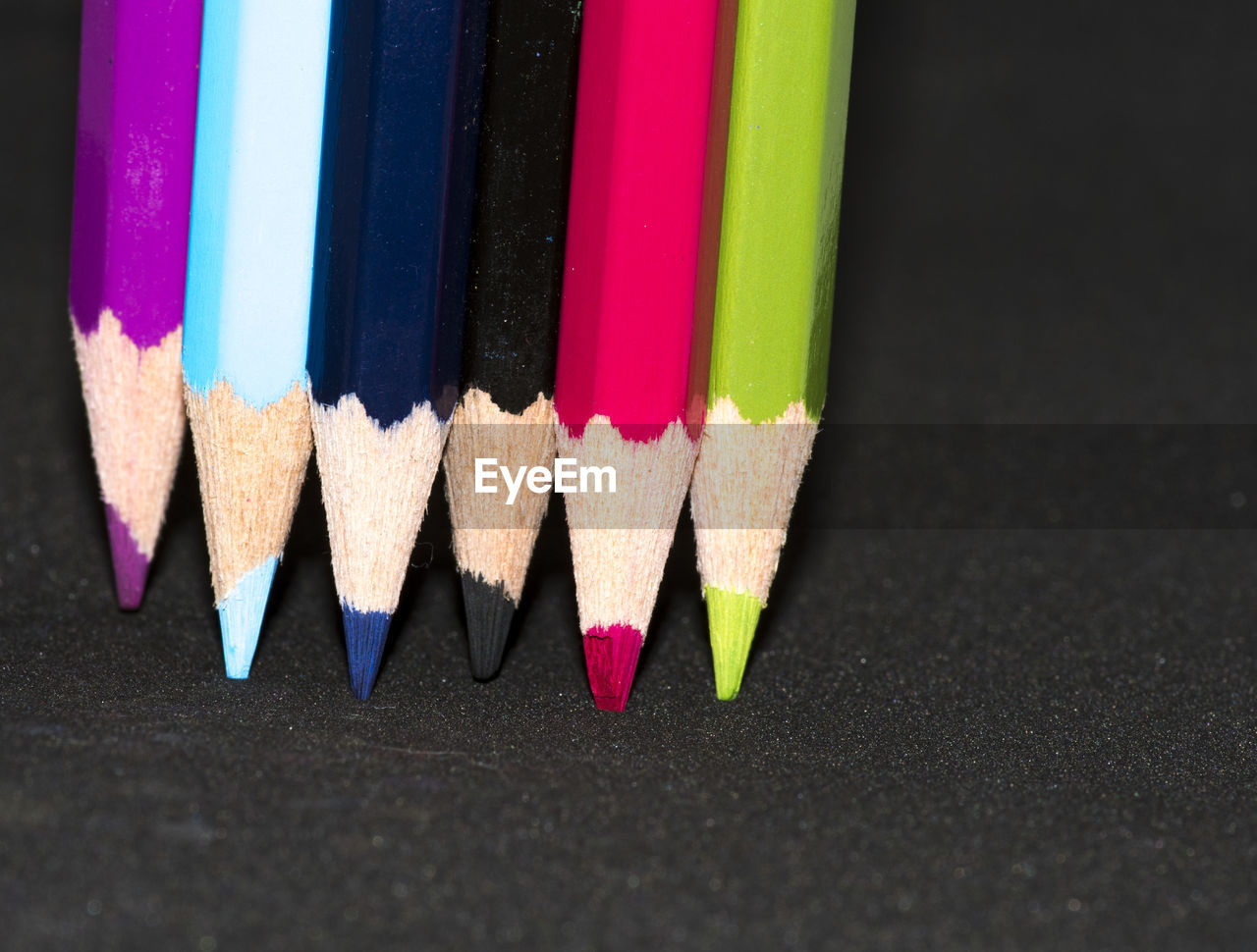 CLOSE-UP OF COLORED PENCILS