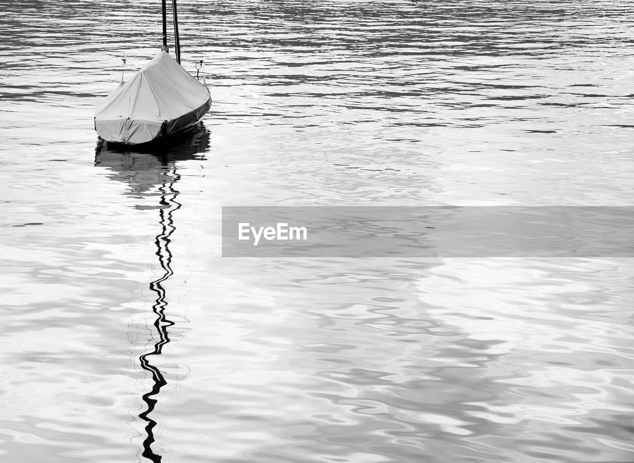 HIGH ANGLE VIEW OF ROPES IN LAKE