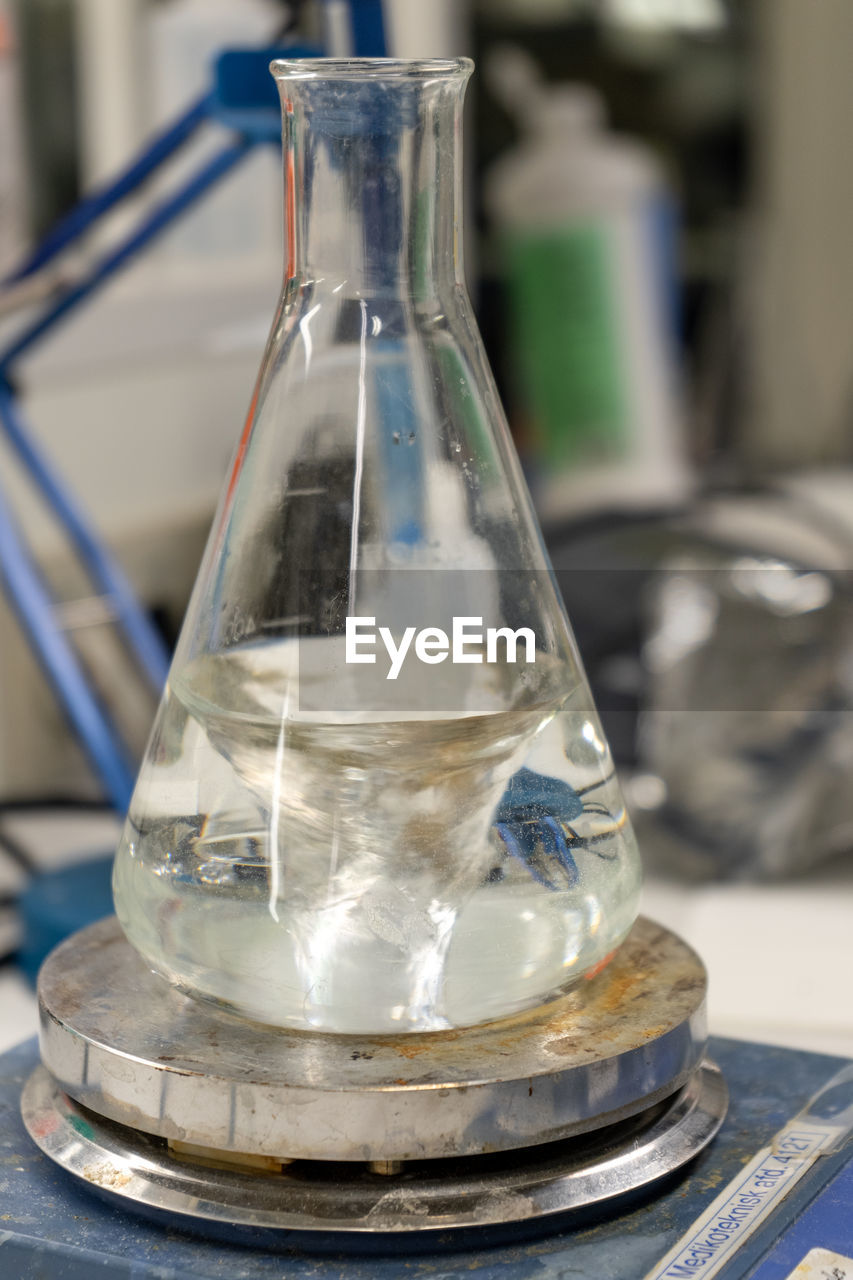 Experimental test on the erlenmeyer flask in the laboratory