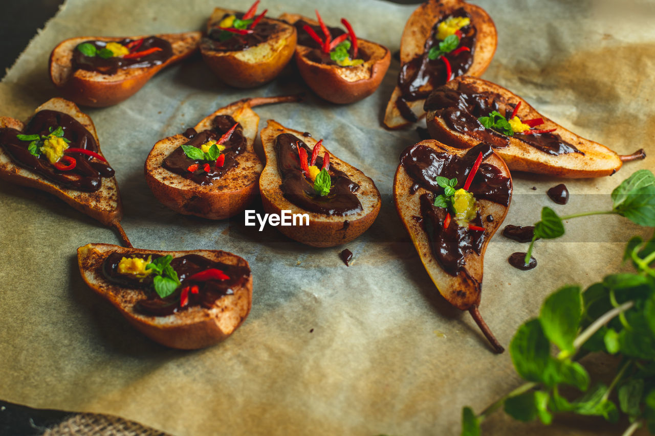 HIGH ANGLE VIEW OF FOOD ON TABLE