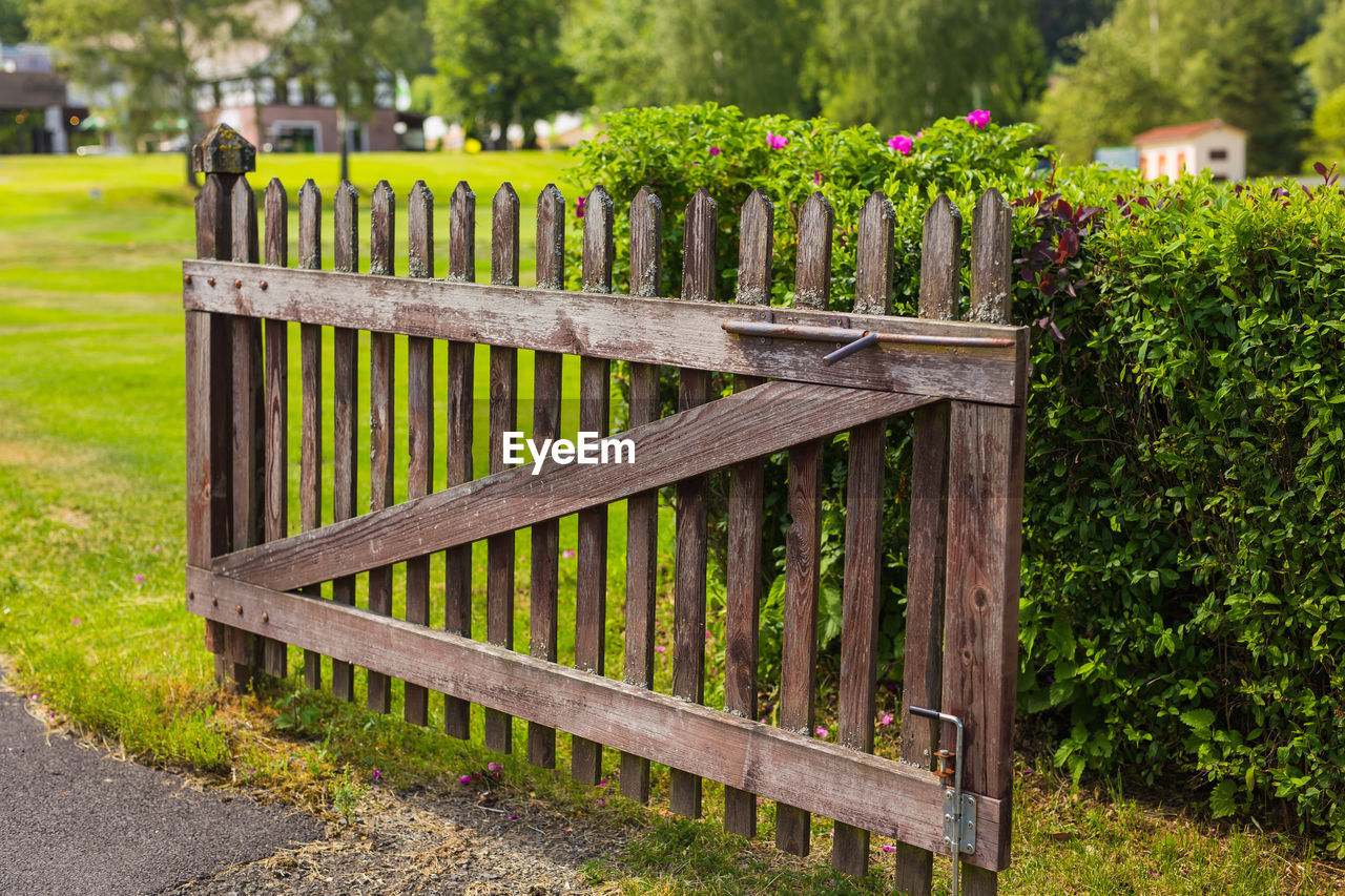 VIEW OF WOODEN FENCE IN YARD